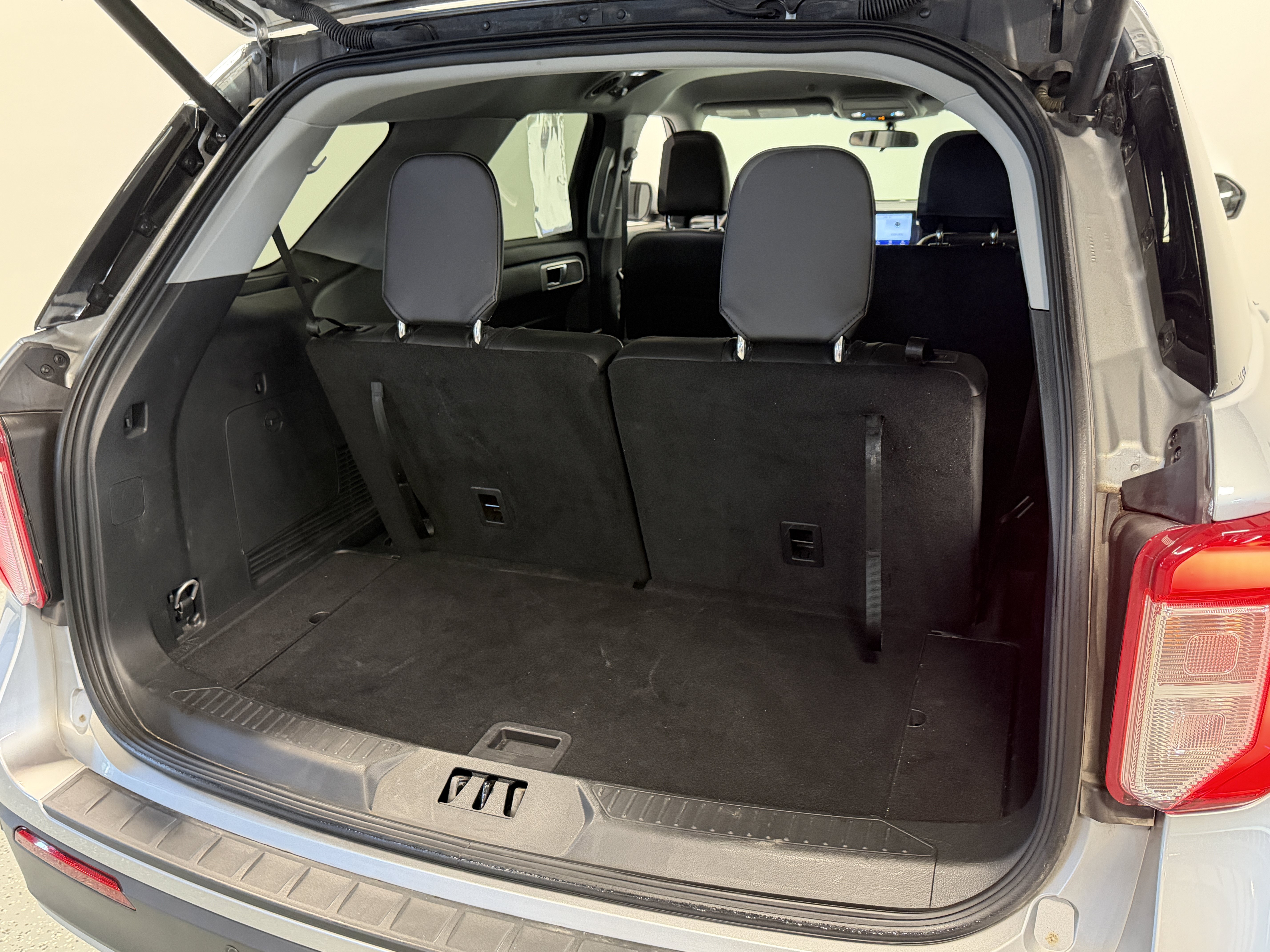 Used 2024 Ford Explorer XLT w/ Equipment Group 202A AWD/4WD image 23