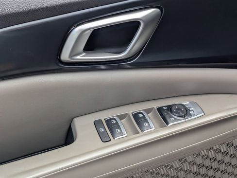 Used 2025 Kia Carnival FWD image 13