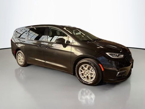 Used 2023 Chrysler Pacifica Touring-L image 1