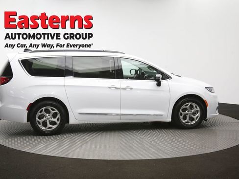 Used 2023 Chrysler Pacifica Limited FWD image 47