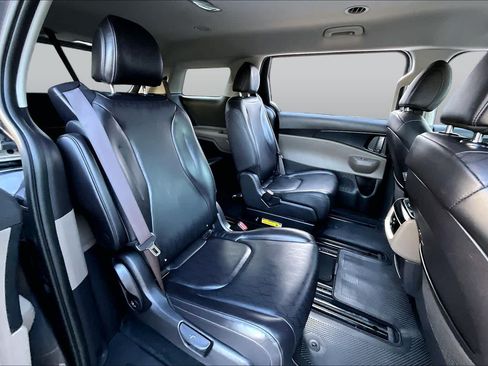 Used 2025 Kia Carnival FWD image 19