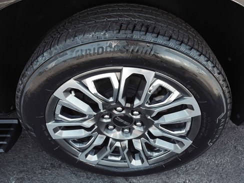 Used 2023 GMC Yukon XL Denali Ultimate AWD/4WD image 7