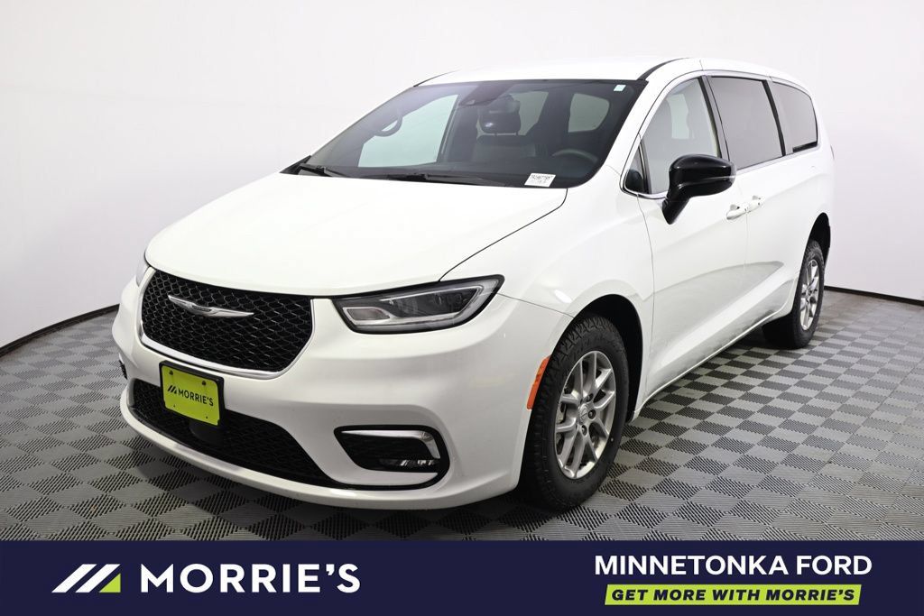 Used 2026 Chrysler Pacifica Select FWD image 3