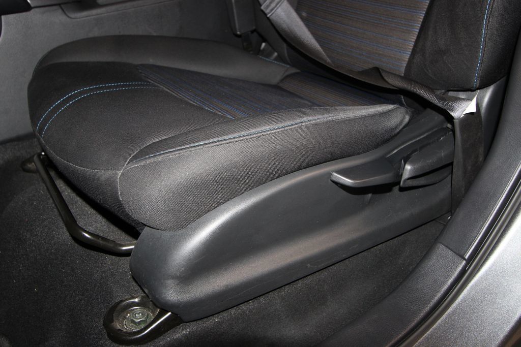 Used 2025 Nissan Leaf S FWD image 7