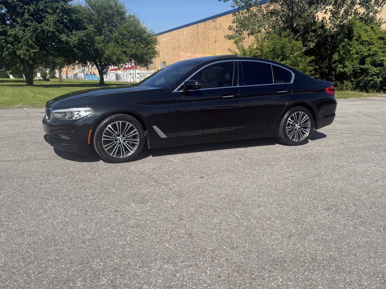 Used 2017 BMW 530i RWD image 1