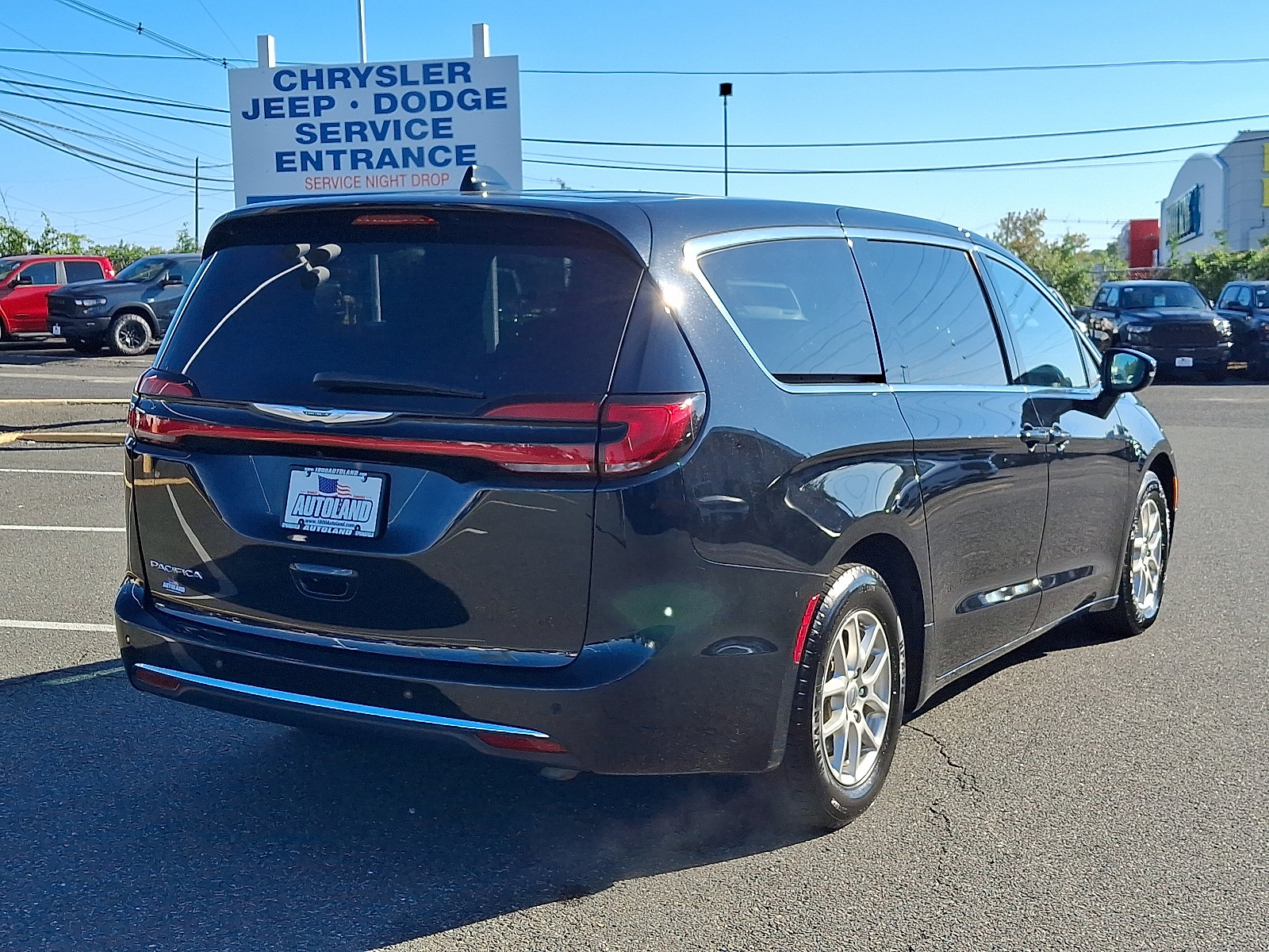 Used 2025 Chrysler Pacifica Select FWD image 7