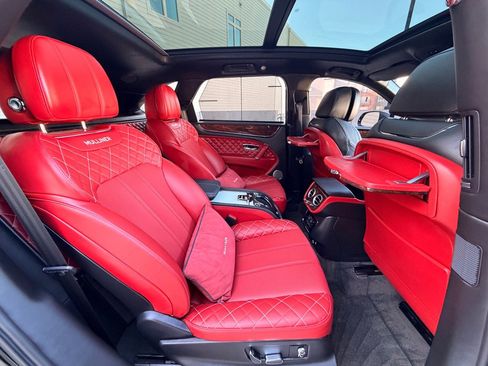 Used 2018 Bentley Bentayga image 24