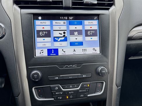 Used 2019 Ford Fusion SE image 12