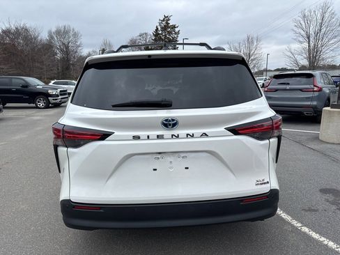 Used 2021 Toyota Sienna XLE image 6