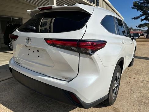 Used 2023 Toyota Highlander XLE image 11