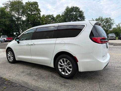Used 2026 Chrysler Pacifica Select AWD/4WD image 5