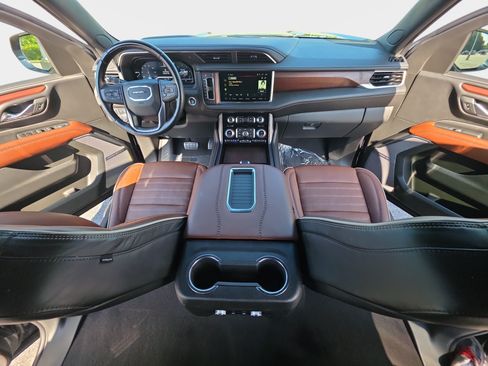 Used 2023 GMC Yukon Denali Ultimate AWD/4WD image 9