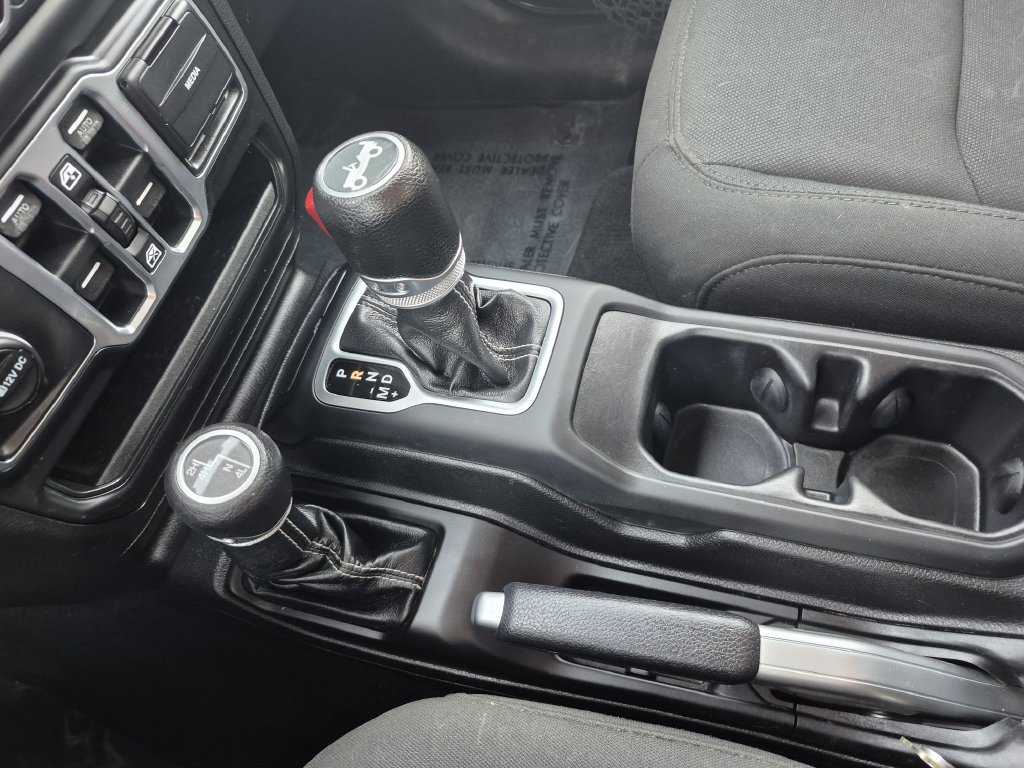 Used 2018 Jeep Wrangler Unlimited Sahara AWD/4WD image 24