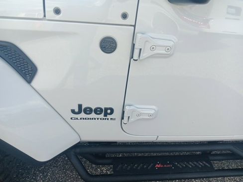 Used 2023 Jeep Gladiator Sport image 3