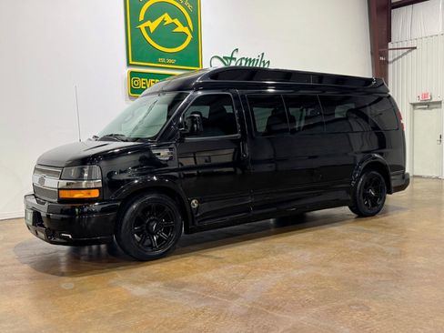 Used 2017 Chevrolet Express 2500 Extended RWD image 3