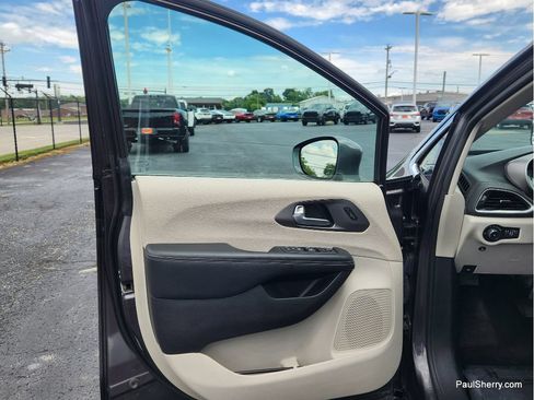 Used 2022 Chrysler Pacifica Touring-L FWD image 31