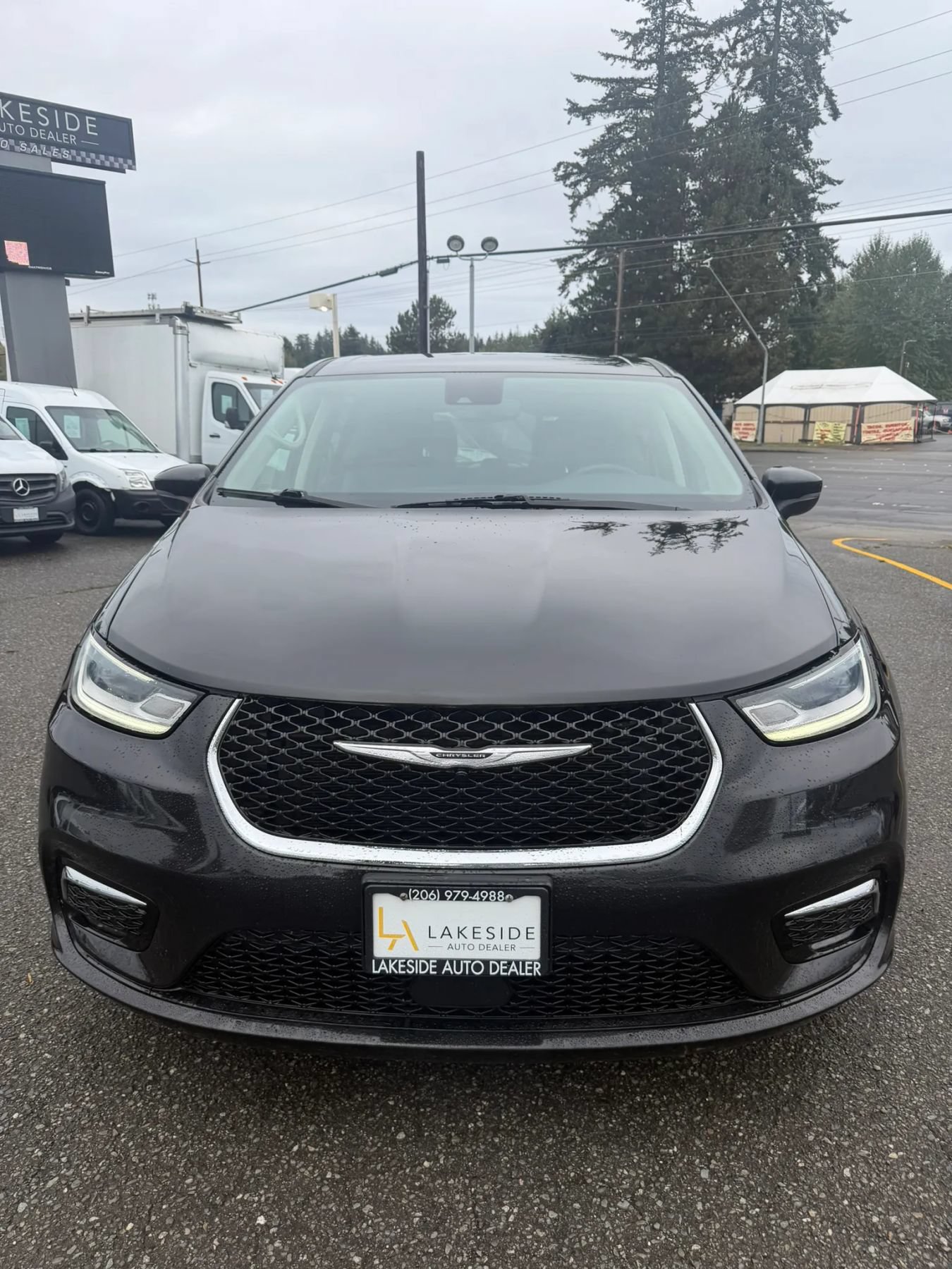 Used 2023 Chrysler Pacifica Touring-L FWD image 2
