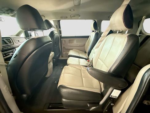 Used 2021 Kia Sedona EX image 24