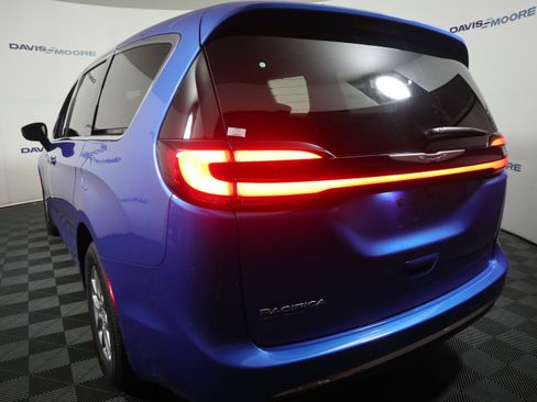 New 2026 Chrysler Pacifica Select image 9