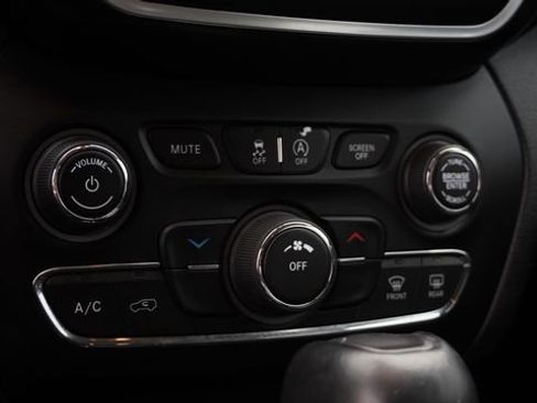 Used 2021 Jeep Cherokee Latitude Lux image 25