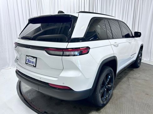 Used 2023 Jeep Grand Cherokee Altitude image 30