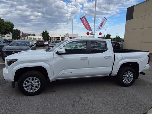 Used 2024 Toyota Tacoma SR5 AWD/4WD image 10