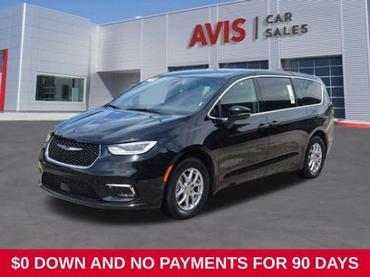 Used 2025 Chrysler Pacifica Select