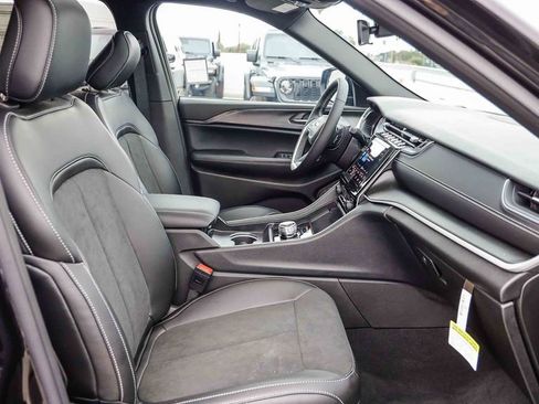 New 2025 Jeep Grand Cherokee L Altitude image 18