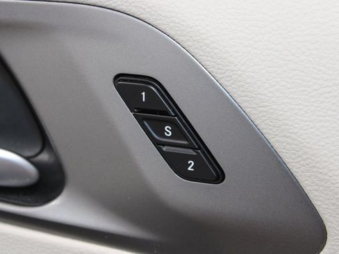Used 2024 Chrysler Pacifica Touring-L FWD image 28