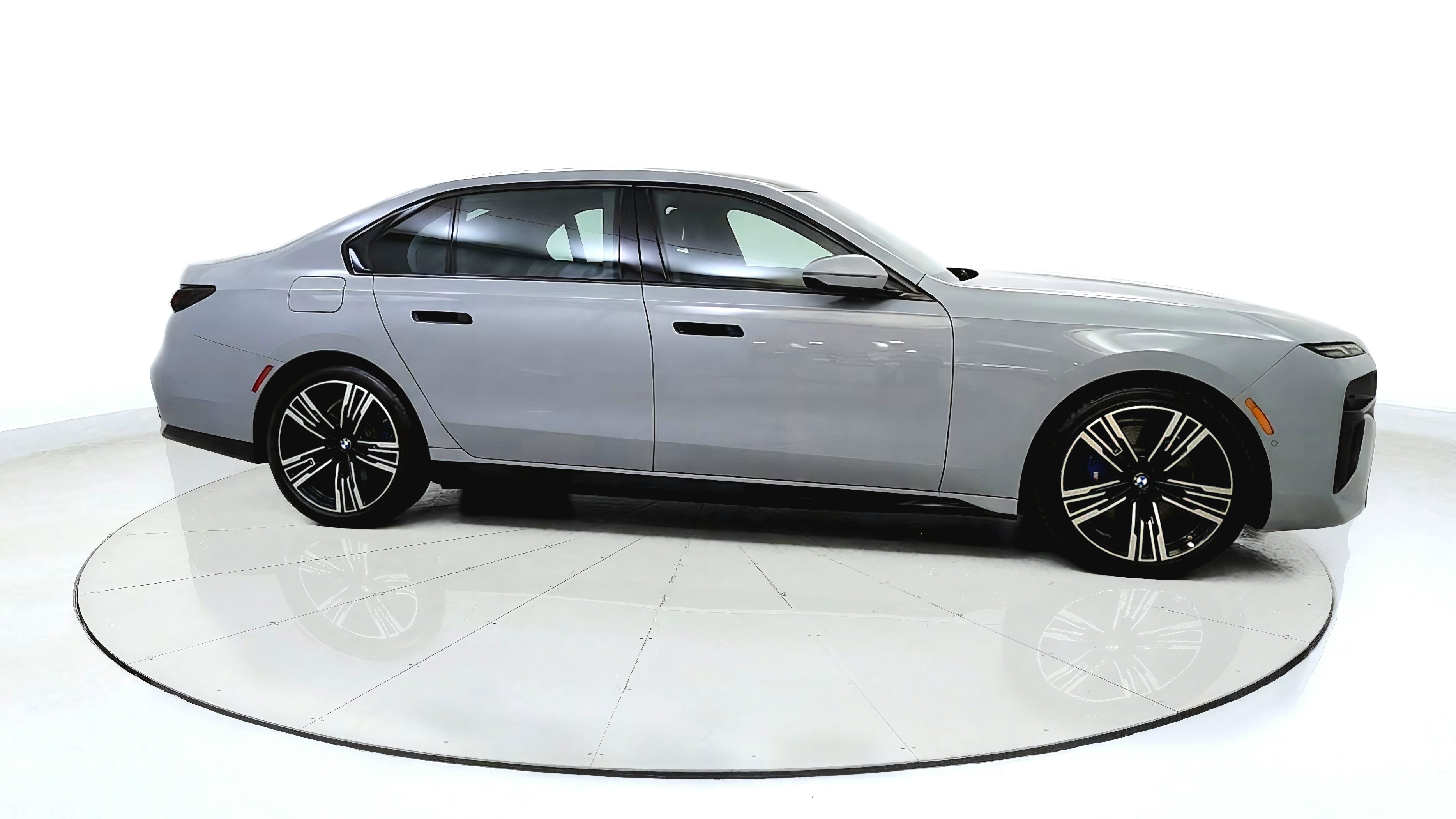 Used 2023 BMW i7 xDrive60 w/ Parking Assistance Package AWD/4WD image 8