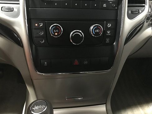 Used 2011 Jeep Grand Cherokee Laredo w/ Security & Convenience Group AWD/4WD image 28