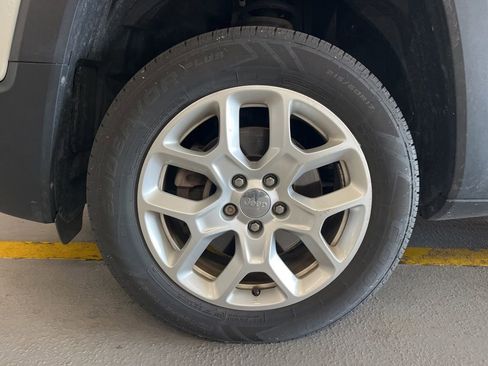 Used 2017 Jeep Renegade Latitude w/ Cold Weather Group image 5