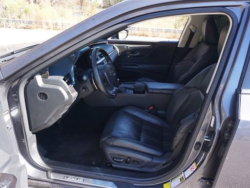 Used 2019 Lexus ES 350 Ultra Luxury image 2