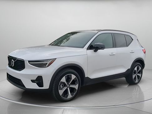 Used 2026 Volvo XC40 B5 Plus AWD/4WD image 13