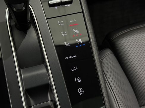 Certified 2024 Porsche Macan image 38