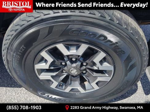 Used 2018 Toyota Tacoma TRD Off-Road w/ Technology Package AWD/4WD image 11