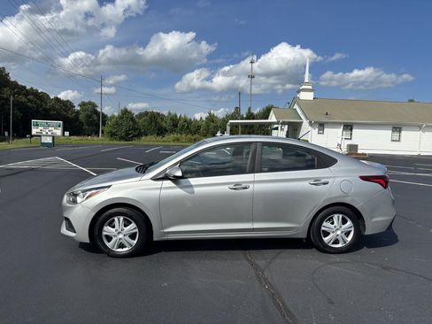 Used 2018 Hyundai Accent SE FWD image 2