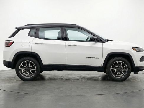 Used 2025 Jeep Compass Trailhawk image 11