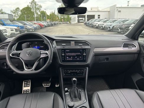 Used 2024 Volkswagen Tiguan SE R-Line AWD/4WD image 9