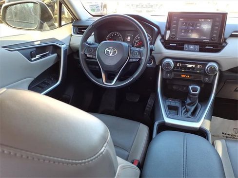 Used 2021 Toyota RAV4 XLE Premium image 4