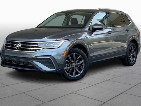 Used 2022 Volkswagen Tiguan SE image 1