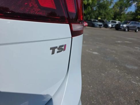 Used 2018 Volkswagen Tiguan SE w/ Panoramic Sunroof Package FWD image 12