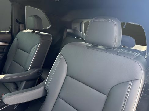 Used 2025 Buick Enclave Preferred image 32