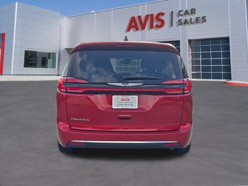 Used 2025 Chrysler Pacifica Select FWD image 9