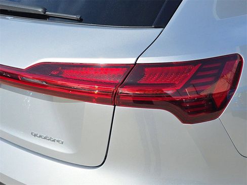 Certified 2022 Audi e-tron Premium image 34