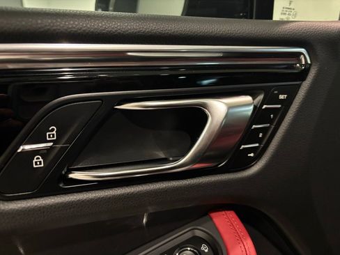 Certified 2025 Porsche Macan image 19