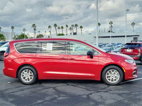 Used 2024 Chrysler Pacifica Touring-L image 33