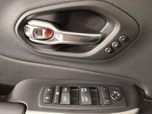 Used 2018 Jeep Cherokee Trailhawk w/ Quick Order Package 27L image 25