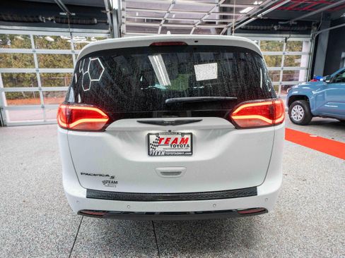 Used 2020 Chrysler Pacifica Touring-L Plus w/ Advanced Safetytec Group image 3