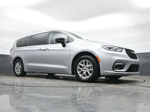 Used 2024 Chrysler Pacifica Touring-L image 27